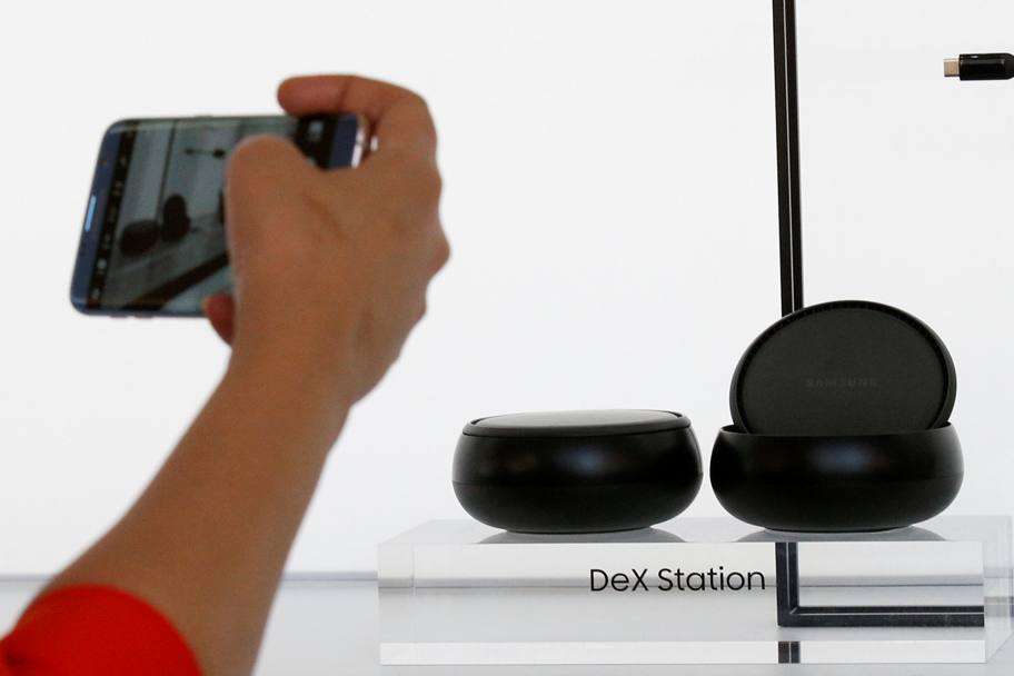 La DeX Station trasforma l’S8 in una sorta di personal computer: bastano un monitor, una tastiera e un mouse (Ap)